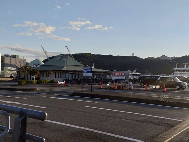 C地点：宇和島新内港有料駐車場を入ったところに乗船場があります（お車での通過の際には料金はかかりません）